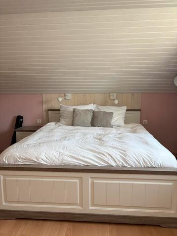 Chambre complète (lit + matelas,commode et tables de chevet), Enlèvement, Comme neuf, Deux personnes, Landelijk