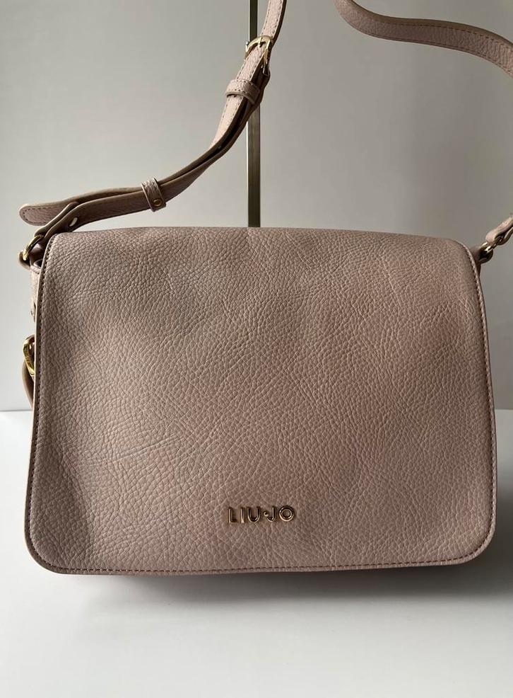 Elegant Nude Liu Jo Crossbody Bag – Timeless Italian Chic, Handtassen en Accessoires, Tassen | Schoudertassen, Zo goed als nieuw