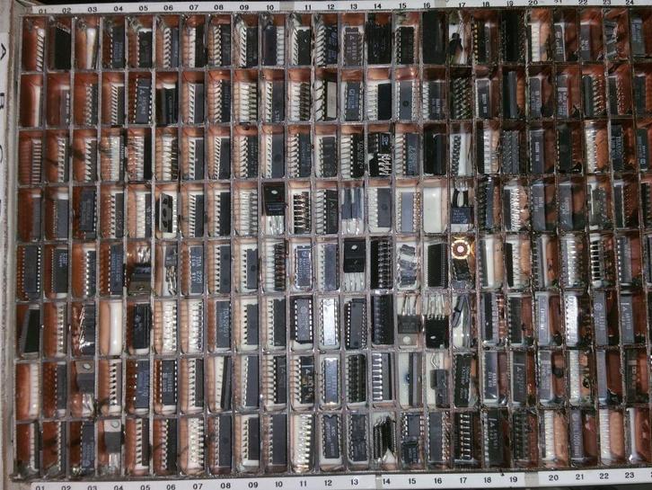 jw0907b: chips, gesorteerd vlgs prefix, Hobby en Vrije tijd, Elektronica-componenten, Zo goed als nieuw, Ophalen of Verzenden