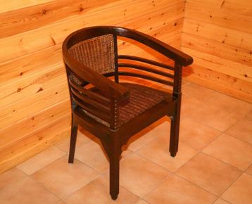 Sierlijke rotan fauteuil zetel beschikbaar voor biedingen