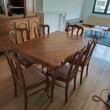 Eettafel met stoelen beschikbaar voor biedingen