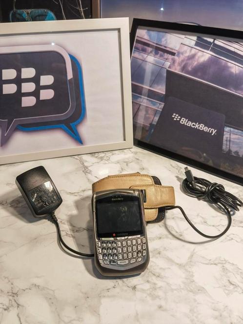 Goedwerkende vintage blackberry 8700v met hoes en oplader., Telecommunicatie, Mobiele telefoons | Hoesjes en Screenprotectors | Blackberry