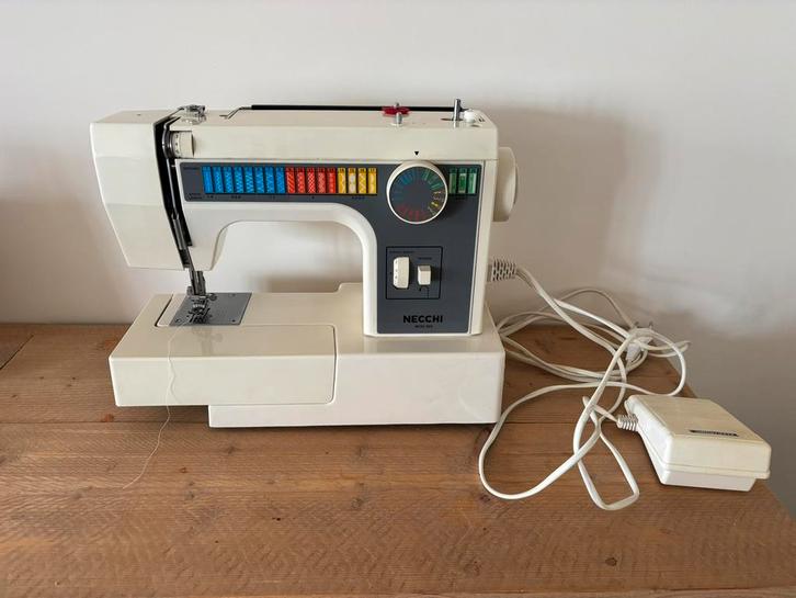 Elektrische naaimachine van het merk Necchi Model 559, Hobby en Vrije tijd, Naaimachines en Toebehoren, Gebruikt, Naaimachine