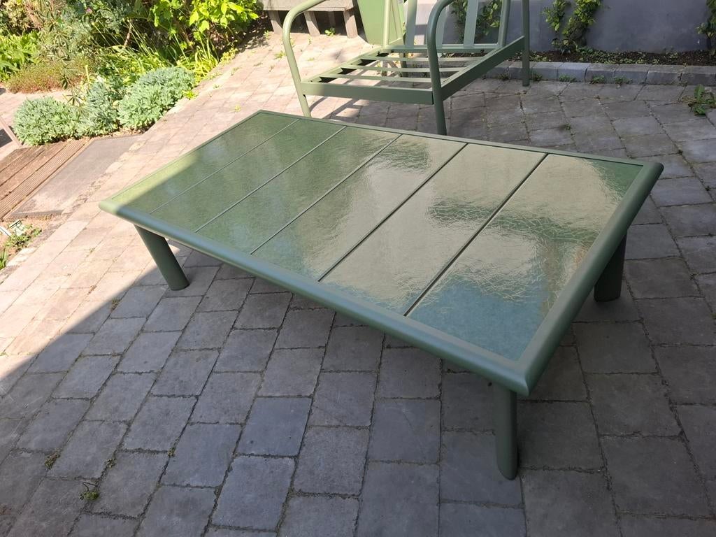 Olijfgroene lounge tafel, Enlèvement