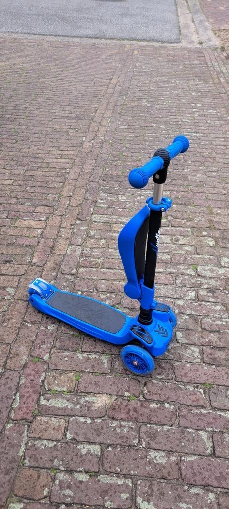 Blauwe sta en zit step met lichtgevende banden, Ophalen