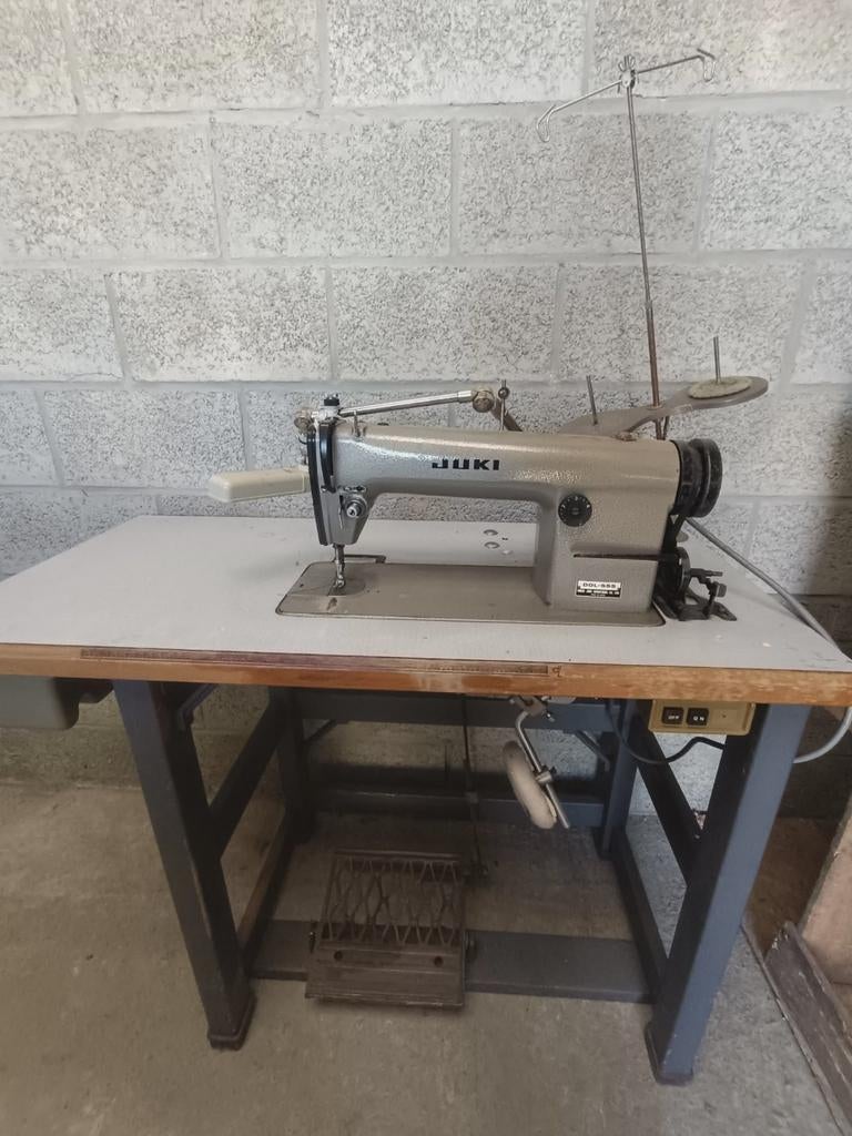 Machine à coudre industrielle JUKI DDL-555 – Très bon état –, Hobby & Loisirs créatifs, Machines à coudre & Accessoires, Machine à coudre