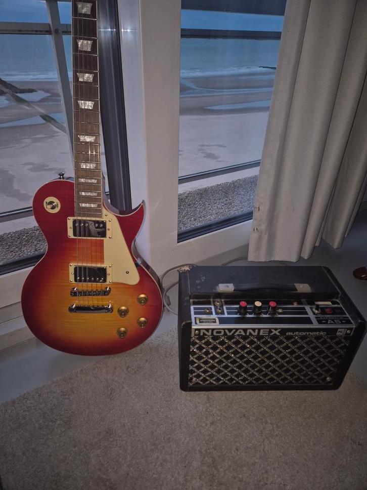 “Vintage V100 Les Paul – nieuwstaat met doos”, Muziek en Instrumenten, Snaarinstrumenten | Gitaren | Elektrisch, Nieuw, Solid body