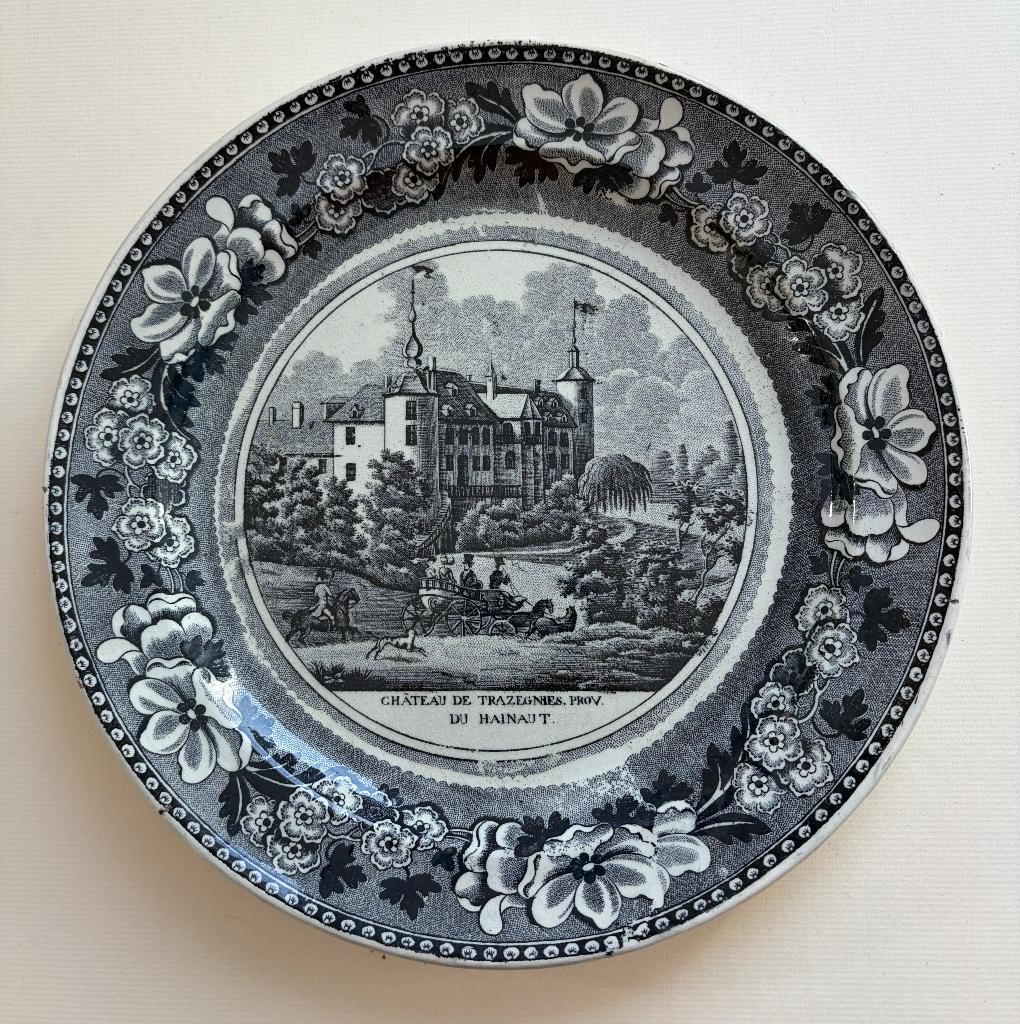 Château de TRAZEGNIES Hainaut assiette BOCH 1813 faïence, Antiquités & Art, Envoi