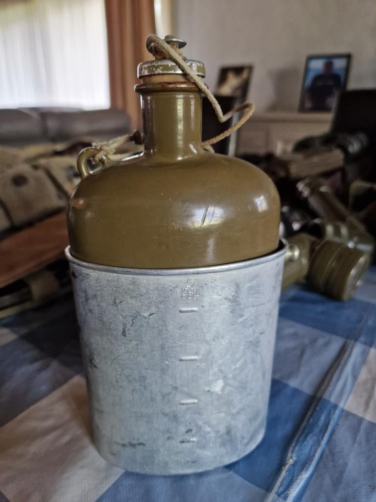 Ww2 Britse veldfles met beker 1934, Ophalen of Verzenden