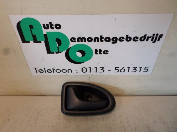Portiergreep 4Deurs links-voor van een Renault Clio (Clio 2, Auto-onderdelen, Carrosserie, Renault, Gebruikt, 3 maanden garantie