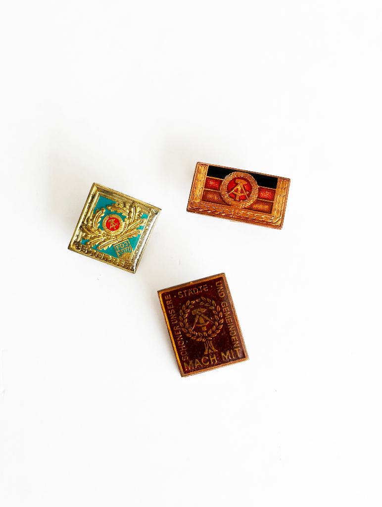 Épinglettes rares DDR vintage - Mach Mit et FDJ, Enlèvement ou Envoi, Autres, Emblème ou Badge