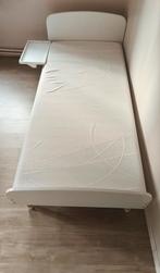 1-persoonsbed met bijhorende matras in zeer goede staat, Huis en Inrichting, Slaapkamer | Bedden, Ophalen, Hout