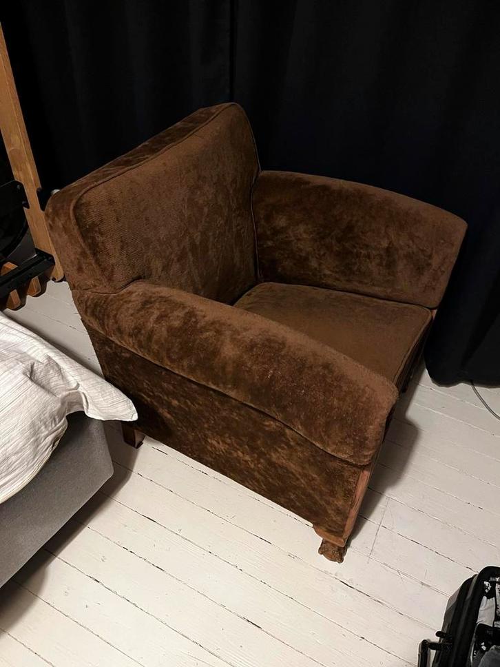 Vintage clubfauteuil – bruin velours – met houten poten, Huis en Inrichting, Zetels | Zetels en Chaises Longues, Stof, Ophalen