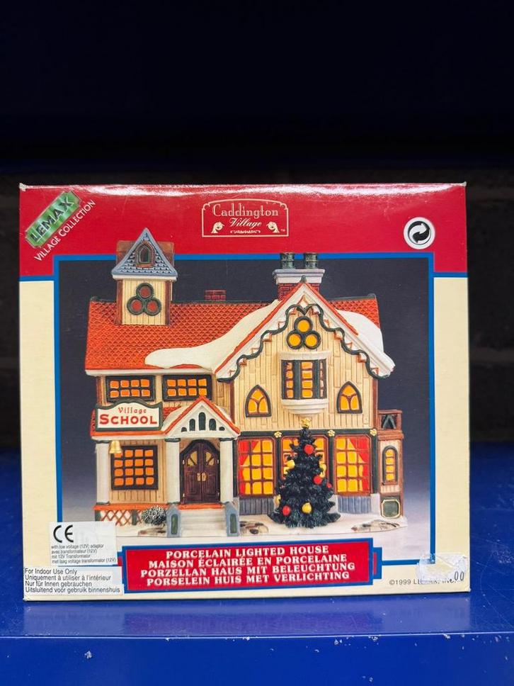 Lemax Village School 1999 porselein kersthuisje+verlichting, Diversen, Kerst, Zo goed als nieuw, Ophalen of Verzenden