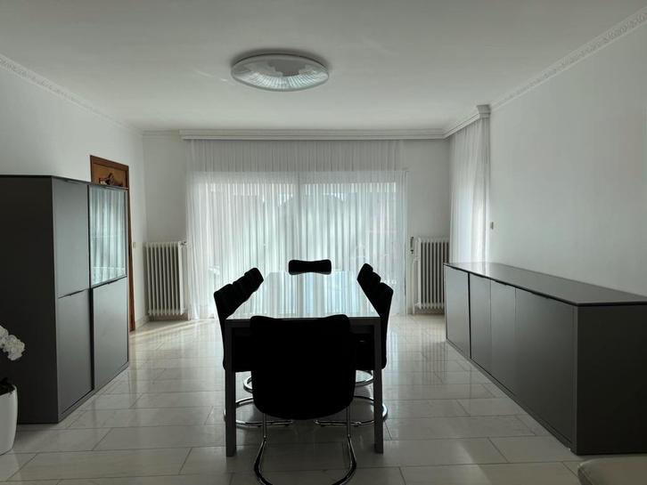 Salle à manger moderne – Très bon état – à donner, Maison & Meubles, Ameublement | Revêtements de sol, Comme neuf, Gris, Enlèvement