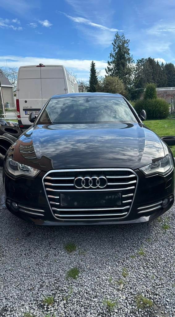 Audi A6 2.0 300 000 kilometers rij en schakelt goed, Auto's, Voorwielaandrijving, Euro 5, Lederen bekleding, Zwart