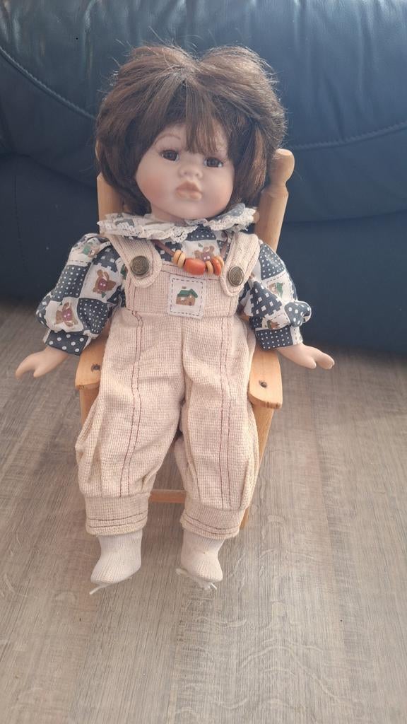 Porseleinen popje met houten stoel, Verzamelen, Poppen, Ophalen