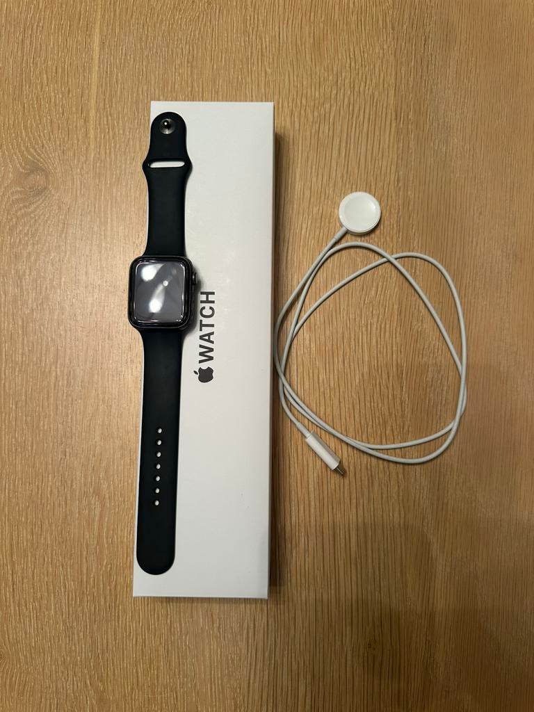 Apple Watch SE (2020) 44mm, Handtassen en Accessoires, Smartwatches, Zo goed als nieuw, iOS, Grijs, Calorieverbanding, Conditie