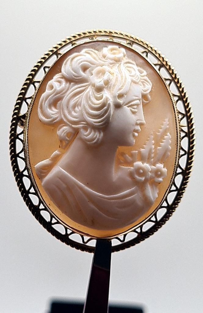 Belle grande broche/pendentif en forme de camée 9 carats, Bijoux, Sacs & Beauté, Bijoux anciens, Broche, Or, Envoi