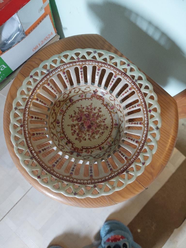 corbeille ajourée en porcelaine, Enlèvement