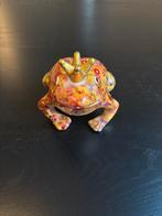 Pomme Pidou - Spaarpot - Kikker Max met Bloemen (Keramiek), Verzamelen, Ophalen of Verzenden, Gebruikt, Steen, Aardewerk of Keramiek