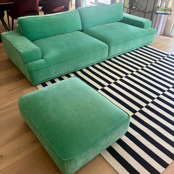 Leonora groene sofa met hocker, Huis en Inrichting, Zetels | Zetels en Chaises Longues, Zo goed als nieuw, Ophalen