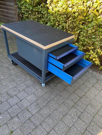 Verrijdbare werkbank/gereedschapswagen beschikbaar voor biedingen