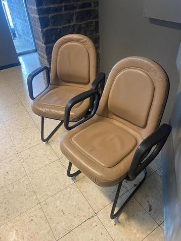 Chaise cuir vintage  beschikbaar voor biedingen