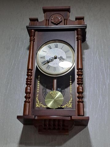 Wandklok Opwindbare met slinger, met sleutel. beschikbaar voor biedingen