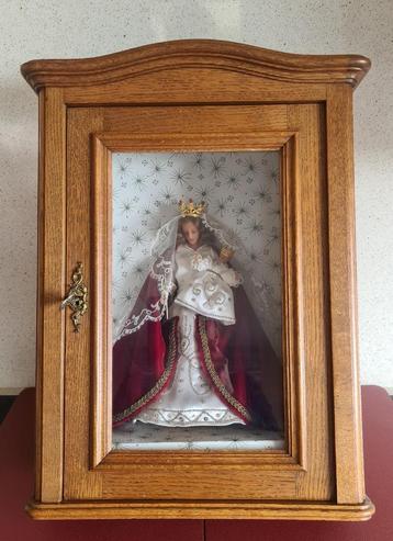 Vitrinekast met Maagd Maria en Kind Jezus beschikbaar voor biedingen