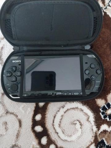  PSP 3000 + 11 jeux originaux + chargeur + étui - bon état beschikbaar voor biedingen