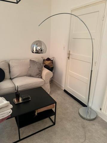 Chromen vloerlamp in zeer goede staat.  beschikbaar voor biedingen