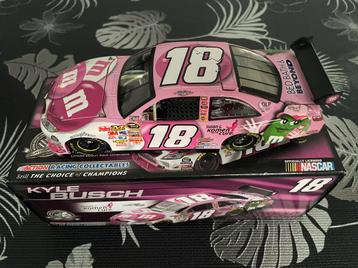 NASCAR 1/24 Toyota Camry Kyle Busch 2008 Pinktober M&M’s beschikbaar voor biedingen