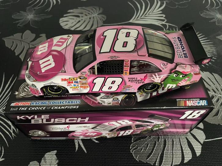 NASCAR 1/24 Toyota Camry Kyle Busch 2008 Pinktober M&M’s, Hobby en Vrije tijd, Modelauto's | 1:24, Ophalen of Verzenden