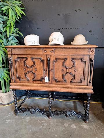 sideboard of buffetkastje beschikbaar voor biedingen