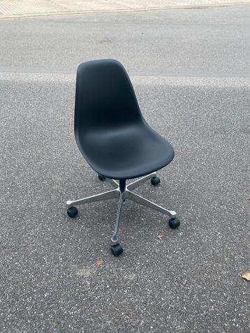 Eames PAC chair beschikbaar voor biedingen