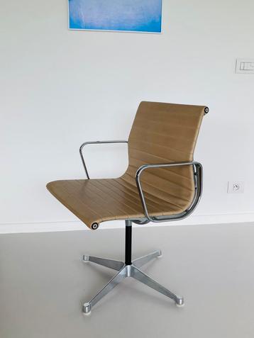 Vintage EA104 aluminium stoel van Herman Miller