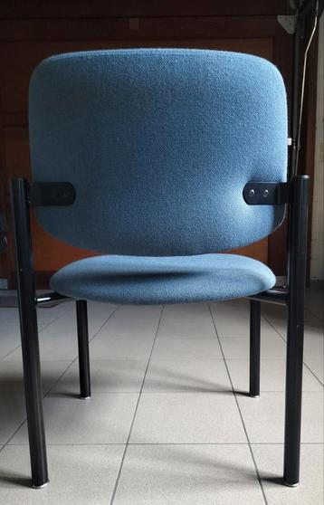 stevige stoelen in petroleumblauwe stof beschikbaar voor biedingen