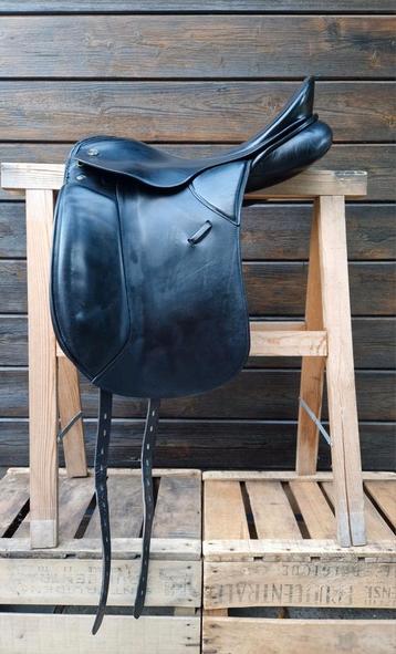 Kieffer 18 inch dressuurzadel  beschikbaar voor biedingen