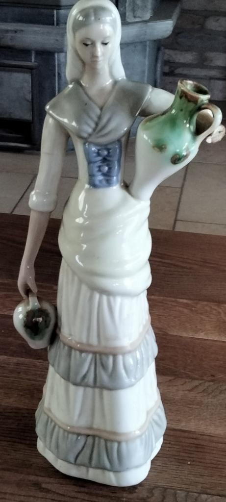 Statue en porcelaine espagnole., Collections, Statues & Figurines, Comme neuf, Enlèvement