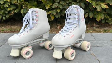 Patins à roulettes taille 37 + protections beschikbaar voor biedingen