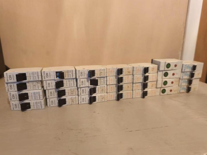 Disjoncteurs/fusibles à broches (28 pièces), Doe-het-zelf en Bouw, Elektriciteit en Kabels, Gebruikt, Overige typen, Ophalen of Verzenden