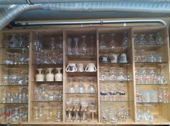 Grote kast met leggers van geslepen glas/ bierglazen te koop, Huis en Inrichting, Kasten | Overige, Ophalen of Verzenden