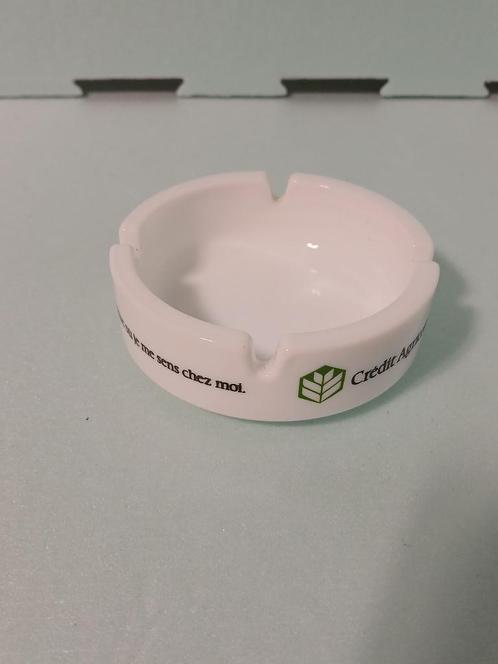 Oude ronde asbak CREDIT AGRICOLE De bank waar ik me voel, Verzamelen, Rookartikelen, Aanstekers en Luciferdoosjes, Zo goed als nieuw