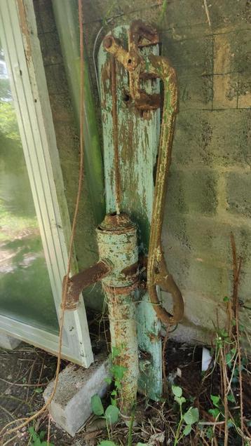 Ancienne Pompe à eau grand modèle  beschikbaar voor biedingen