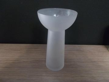 B - Vase opaque IKEA (hauteur 27 cm).