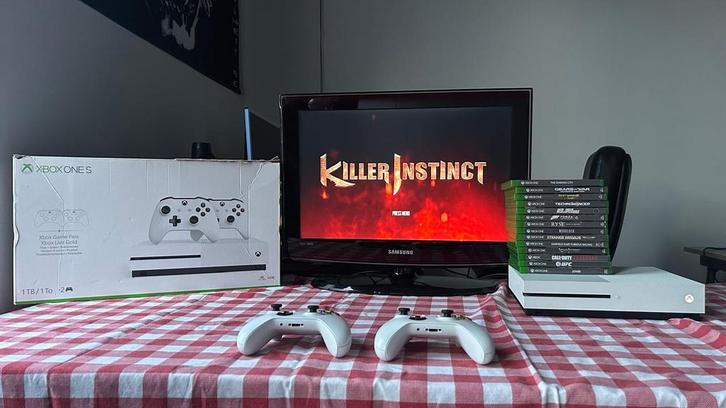 Xbox One S + 2 controllers + 14games, Games en Spelcomputers, Games | Xbox One, Zo goed als nieuw, Ophalen