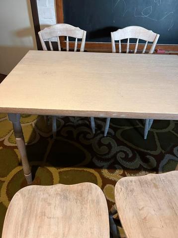 Tafel met 3 stoelen beschikbaar voor biedingen