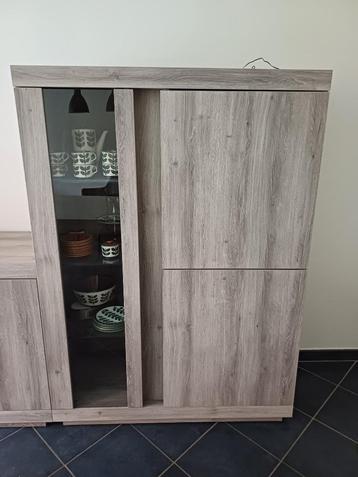 Kast living met glaswand en mogelijke verlichting beschikbaar voor biedingen