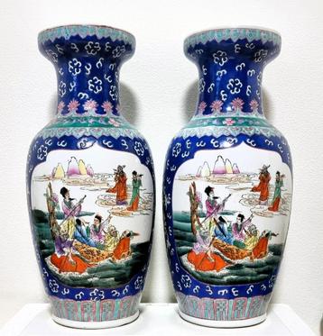 Chinese vazen in porselein. beschikbaar voor biedingen